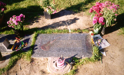 Jimi Hendrix Grave, Julius Yang